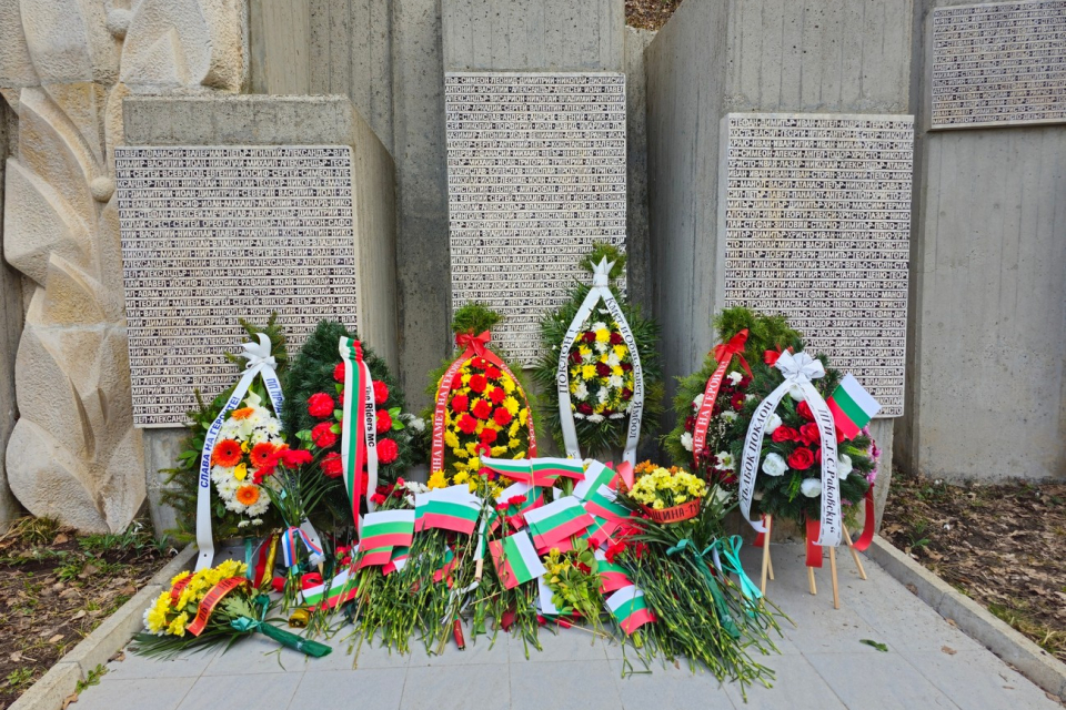 Емоция, непринуденост и любов към България - така може да се опише Тържественото честване на Трети март пред Мемориала на загиналите за Освобождението...